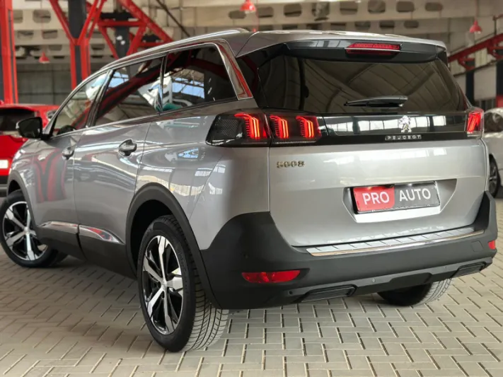 PEUGEOT 5008 2020