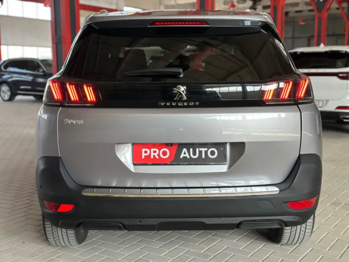 PEUGEOT 5008 2020