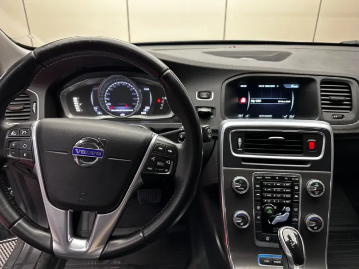 VOLVO V60 2015