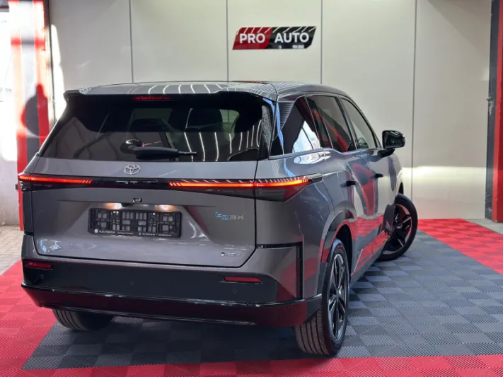 TOYOTA bZ3X 2025