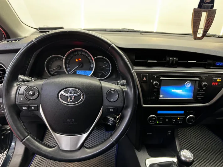 TOYOTA AURIS 2015