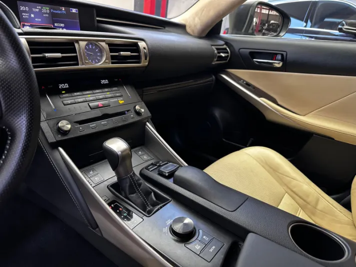 Lexus IS300H  Series