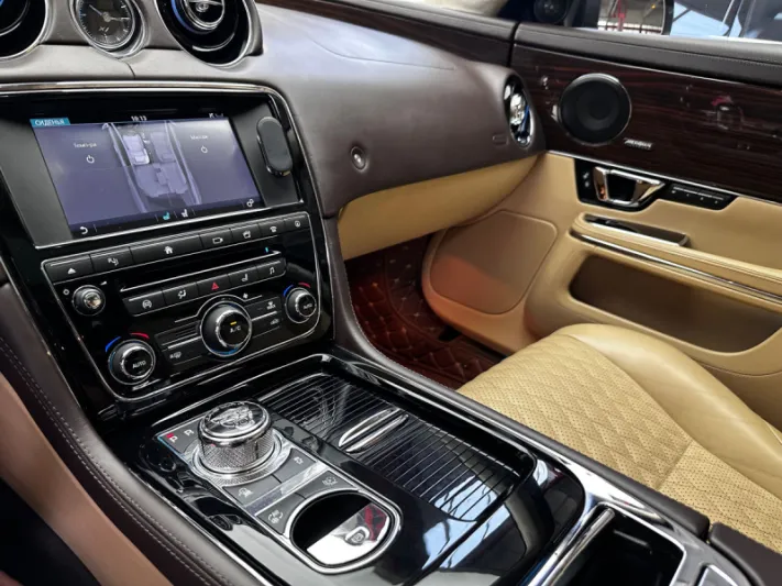 Jaguar XJ L