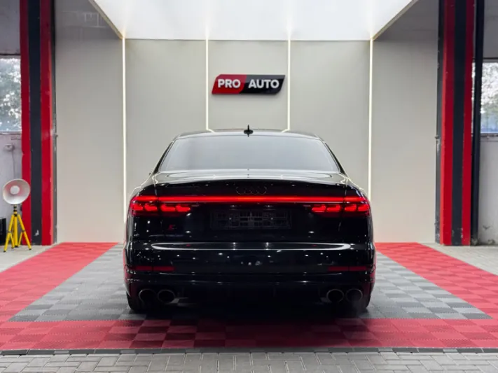 Audi S8