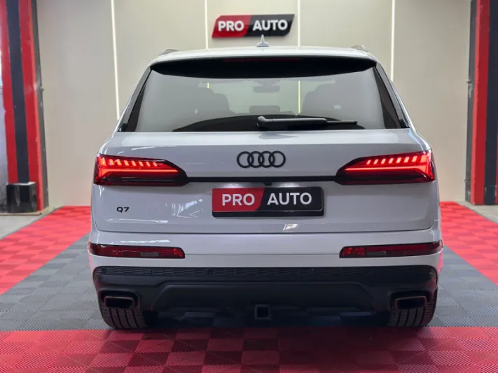 AUDI Q7 2024